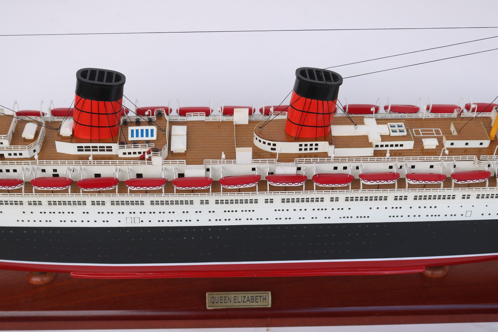 RMS QUEEN ELIZABETH - CRUISE SHIP MODEL 34"