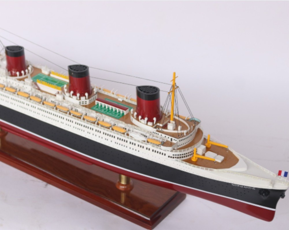 Cruise ship model 34" - Copy